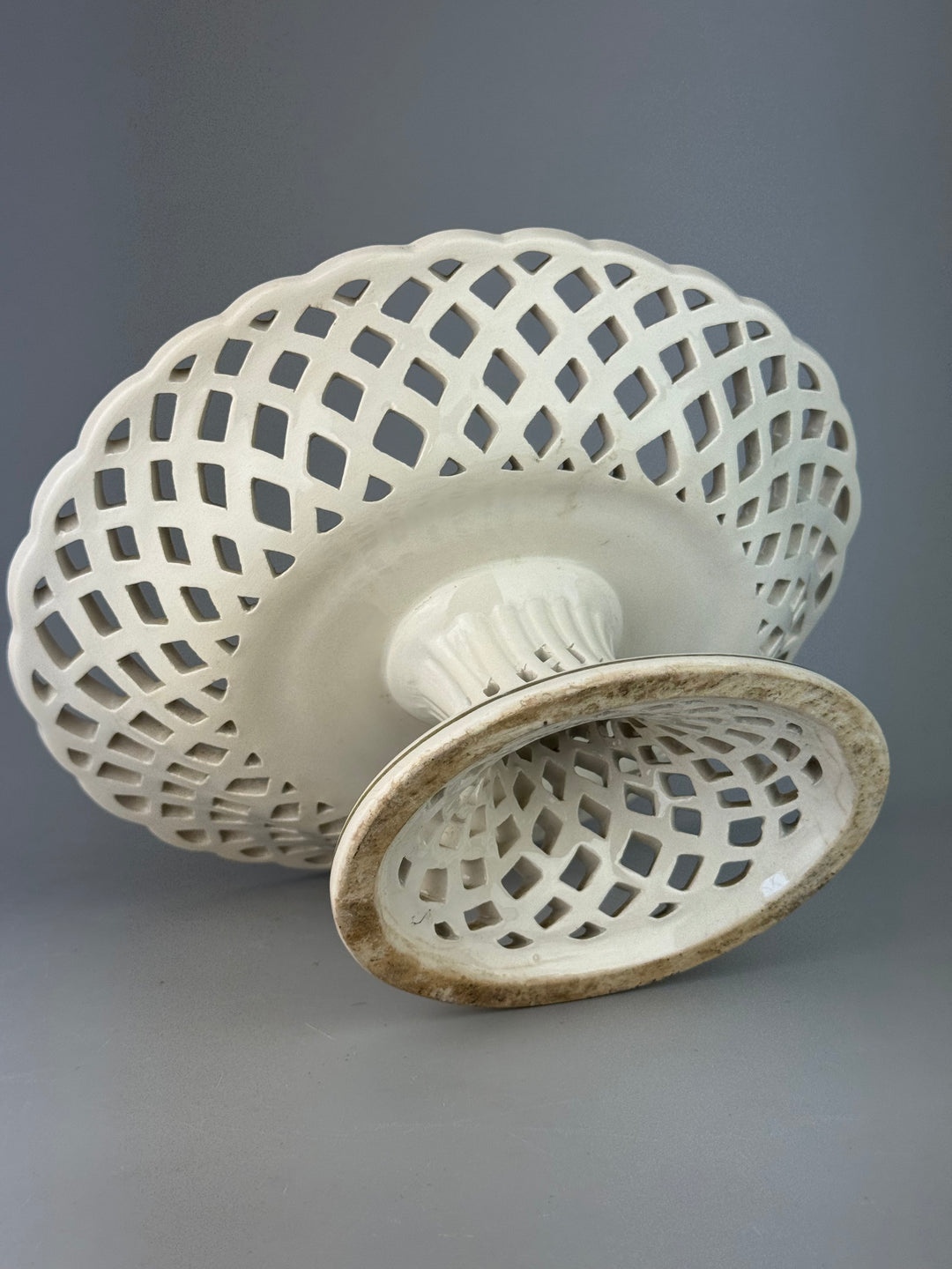 Alzata in ceramica traforata con fiori dipinti a mano manifattura A. Zen Nove