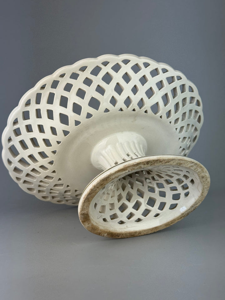 Alzata in ceramica traforata con fiori dipinti a mano manifattura A. Zen Nove