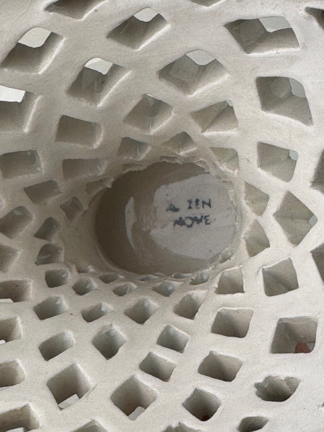 Alzata in ceramica traforata con fiori dipinti a mano manifattura A. Zen Nove