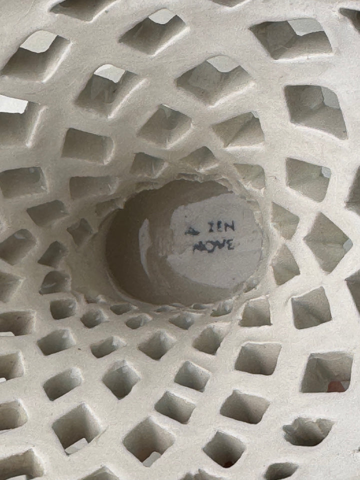 Alzata in ceramica traforata con fiori dipinti a mano manifattura A. Zen Nove