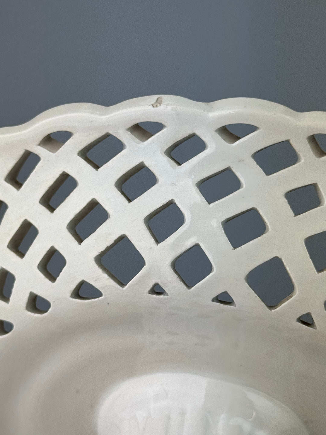 Alzata in ceramica traforata con fiori dipinti a mano manifattura A. Zen Nove