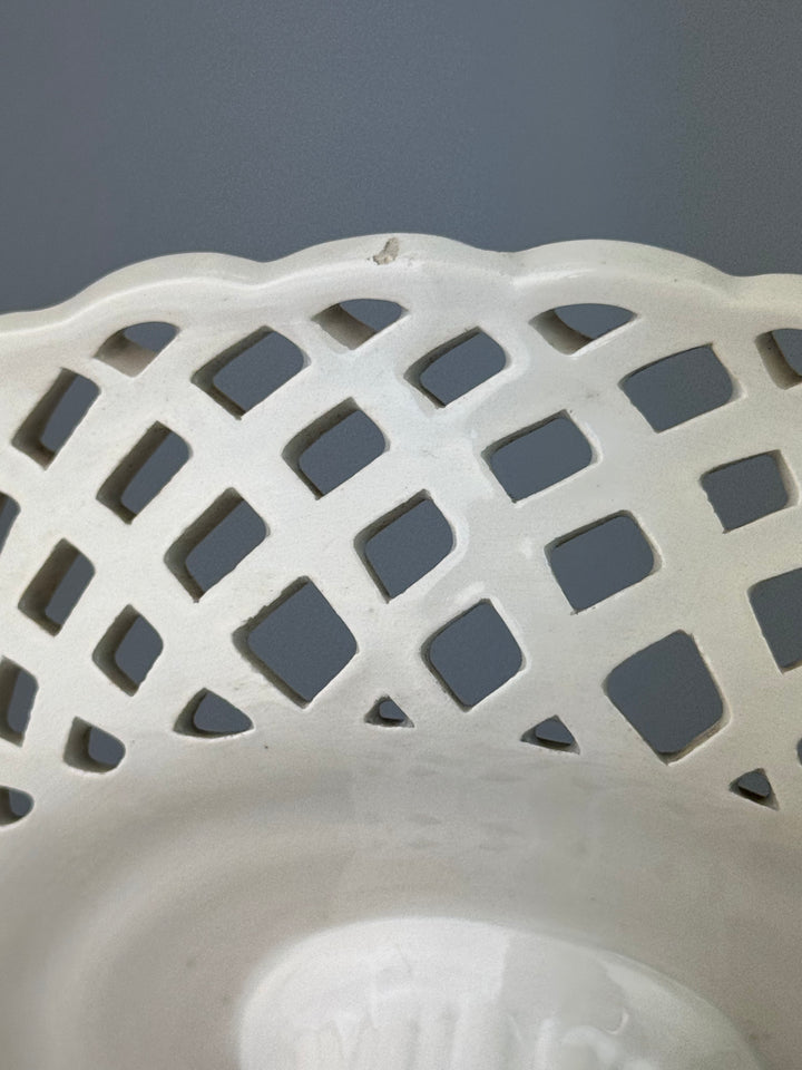 Alzata in ceramica traforata con fiori dipinti a mano manifattura A. Zen Nove