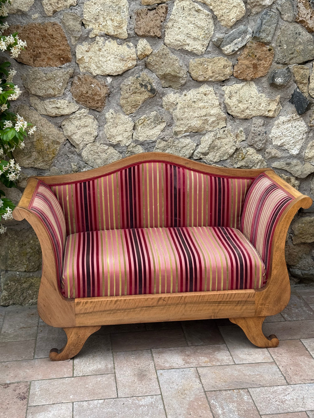 Divanetto stile Carlo X in legno con rivestimento a righe nei toni del bordeaux e rosa