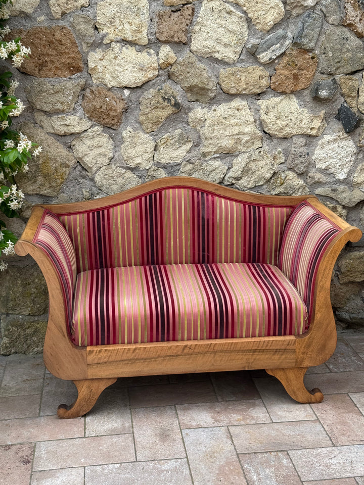 Divanetto stile Carlo X in legno con rivestimento a righe nei toni del bordeaux e rosa