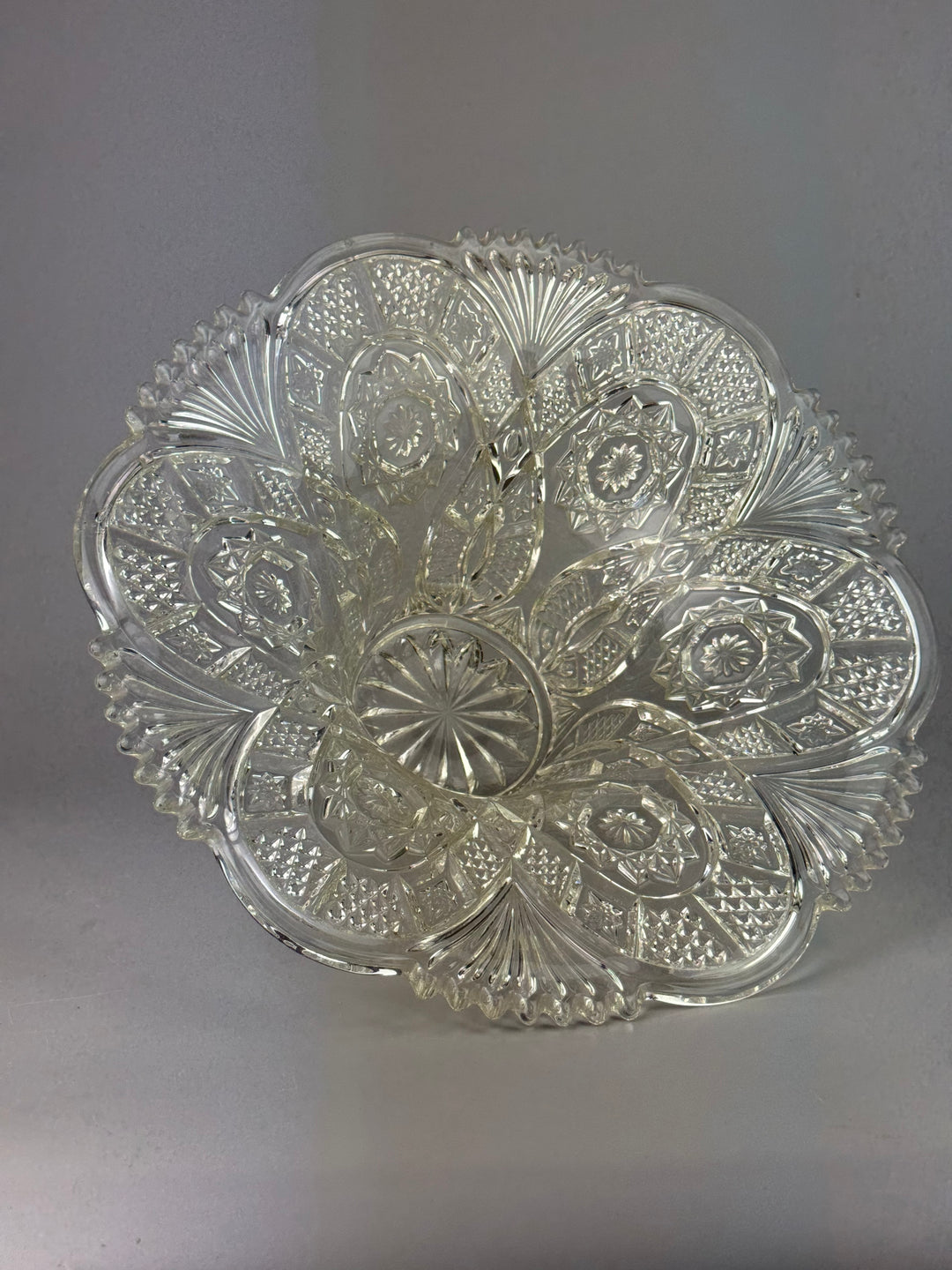 Centrotavola vintage in vetro pressato trasparente con decoro floreale