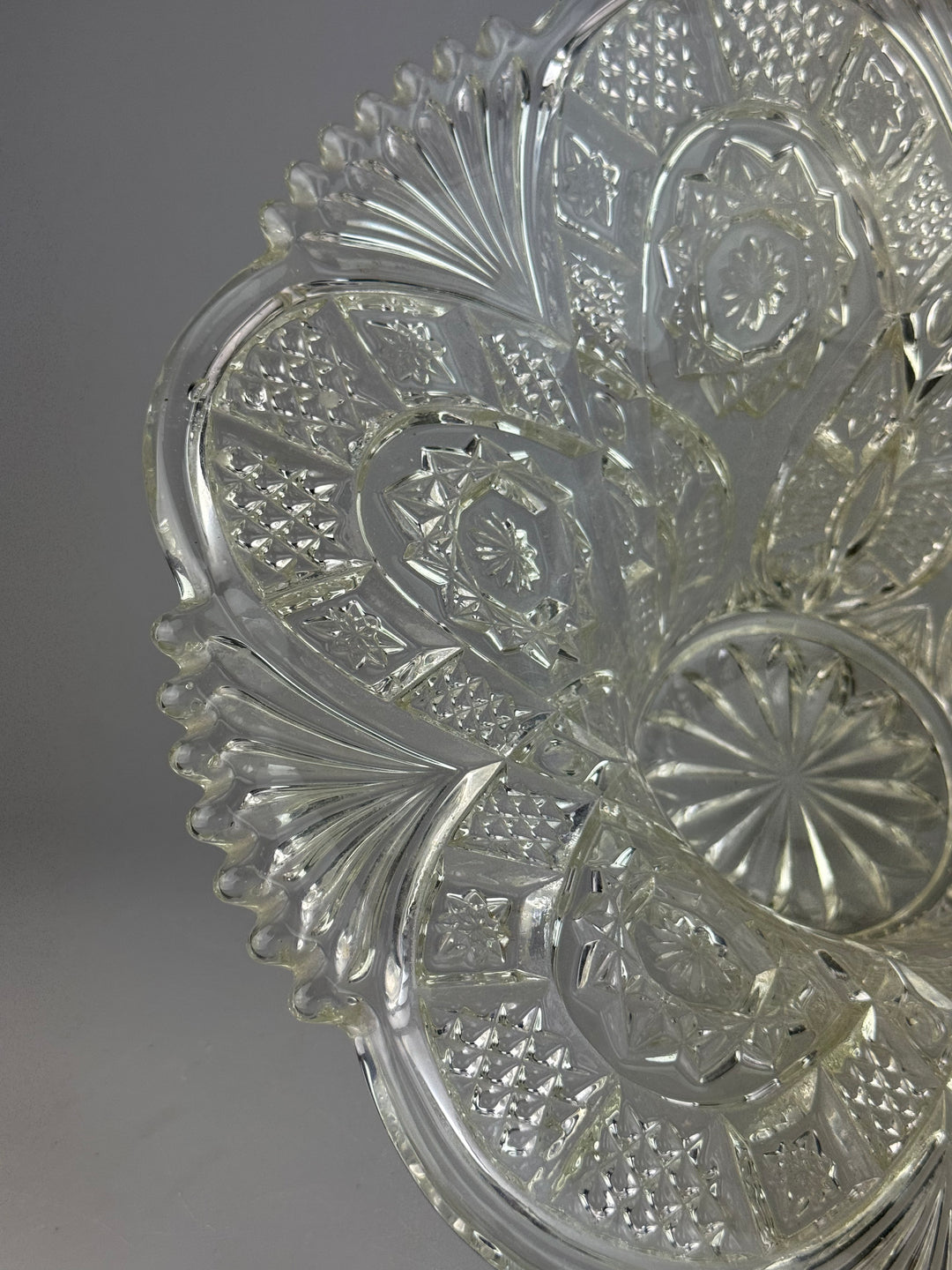 Centrotavola vintage in vetro pressato trasparente con decoro floreale