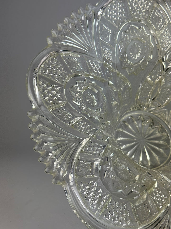 Centrotavola vintage in vetro pressato trasparente con decoro floreale