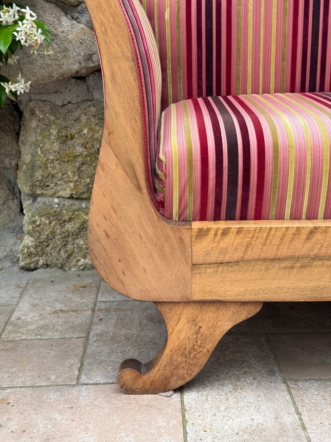 Divanetto stile Carlo X in legno con rivestimento a righe nei toni del bordeaux e rosa