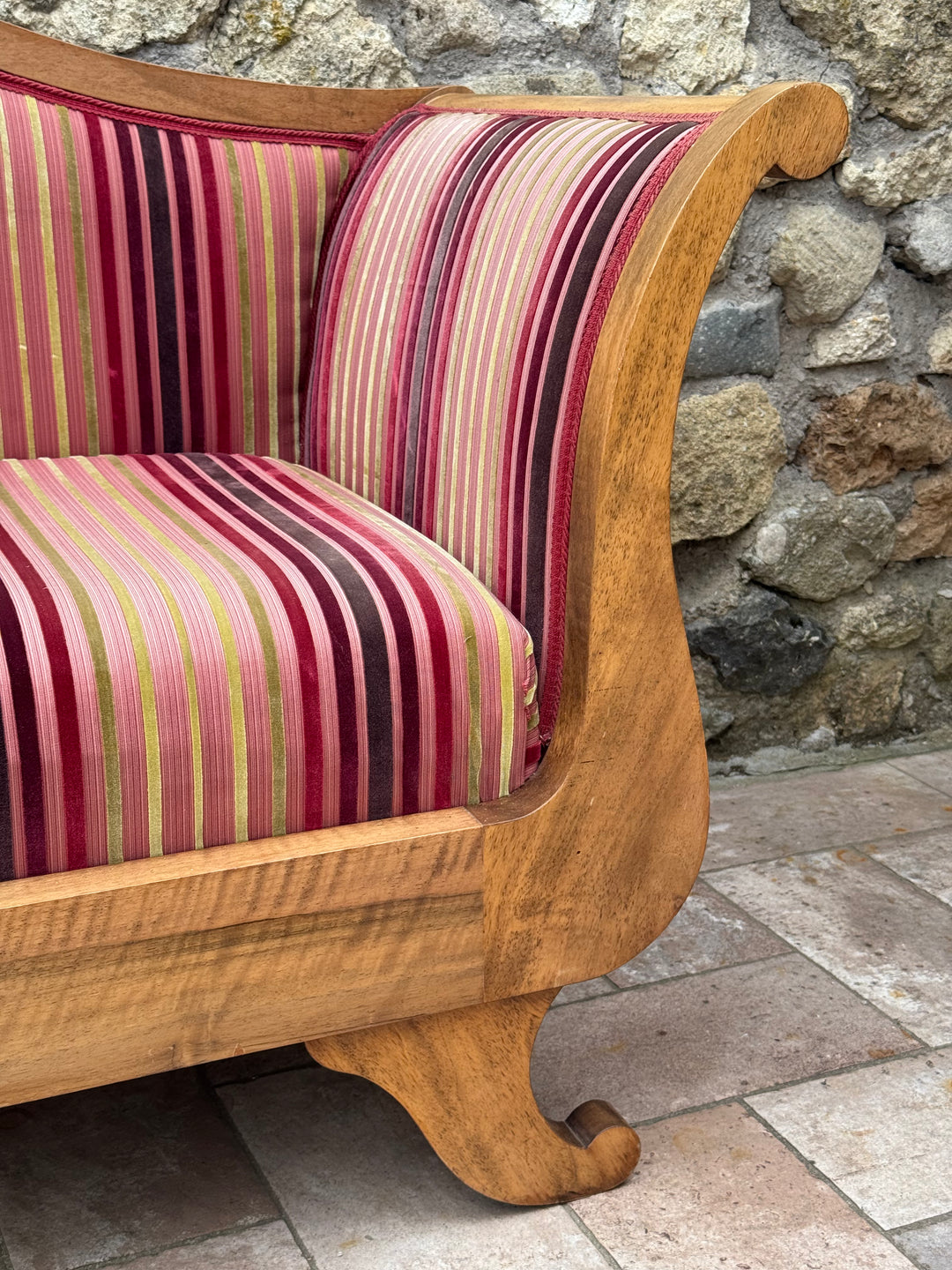 Divanetto stile Carlo X in legno con rivestimento a righe nei toni del bordeaux e rosa