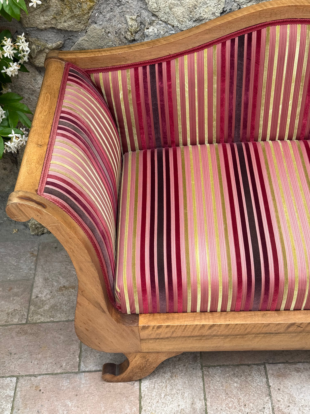 Divanetto stile Carlo X in legno con rivestimento a righe nei toni del bordeaux e rosa