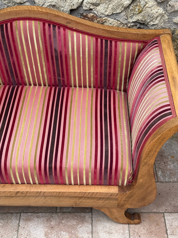 Divanetto stile Carlo X in legno con rivestimento a righe nei toni del bordeaux e rosa