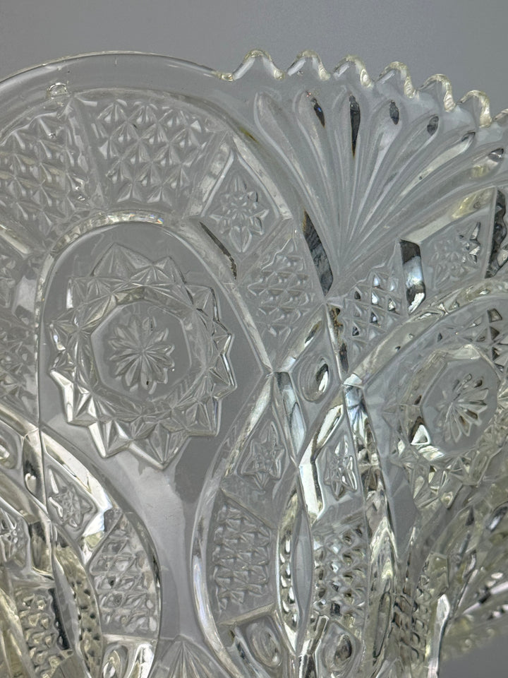 Centrotavola vintage in vetro pressato trasparente con decoro floreale