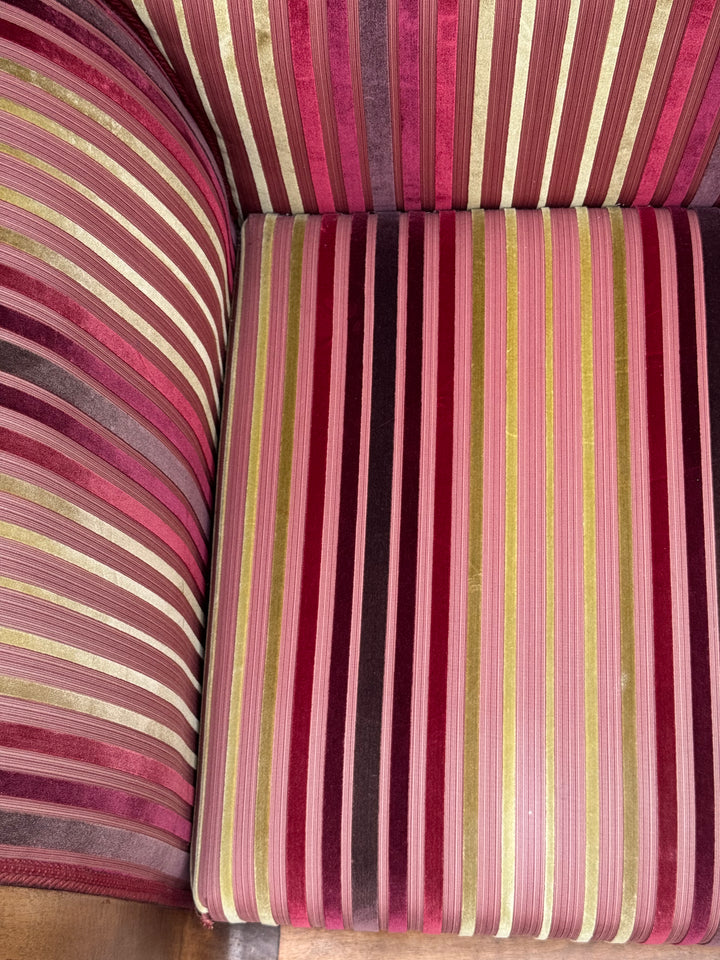 Divanetto stile Carlo X in legno con rivestimento a righe nei toni del bordeaux e rosa