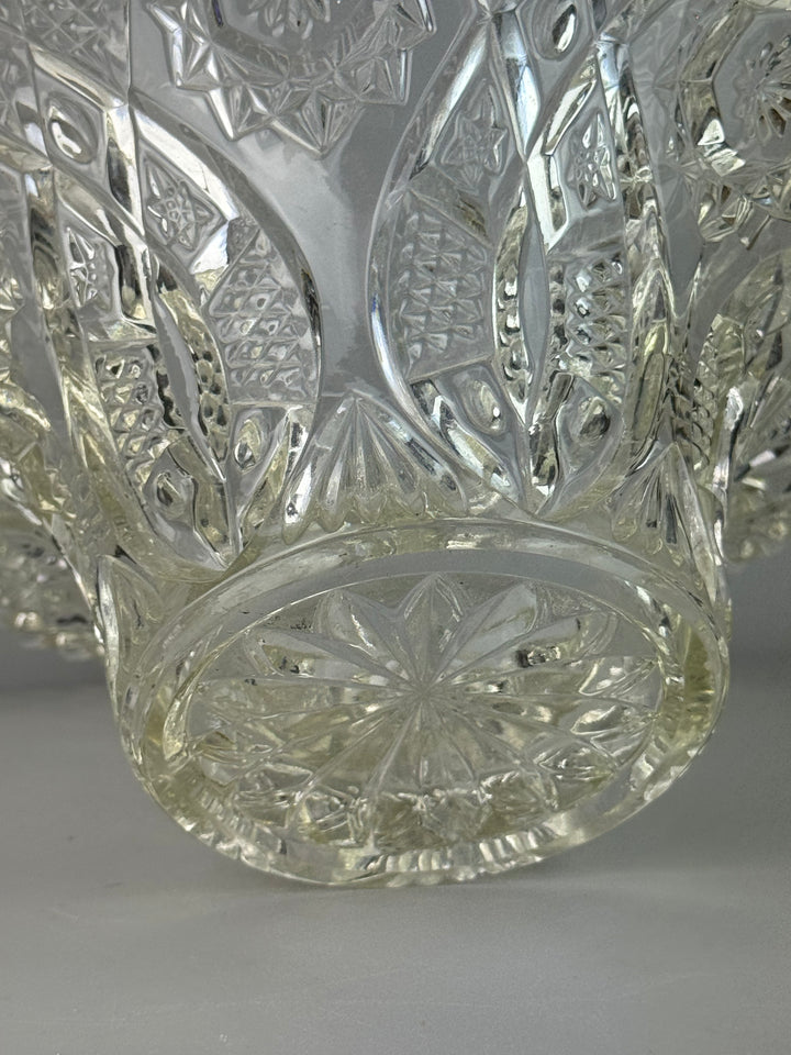 Centrotavola vintage in vetro pressato trasparente con decoro floreale