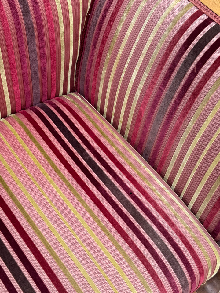 Divanetto stile Carlo X in legno con rivestimento a righe nei toni del bordeaux e rosa