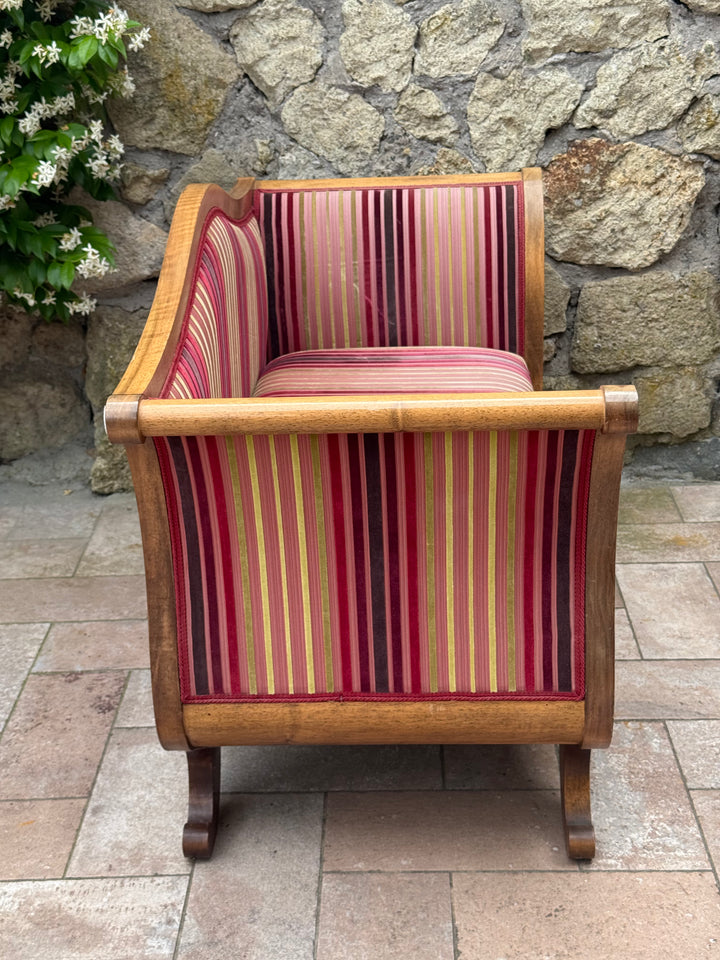 Divanetto stile Carlo X in legno con rivestimento a righe nei toni del bordeaux e rosa