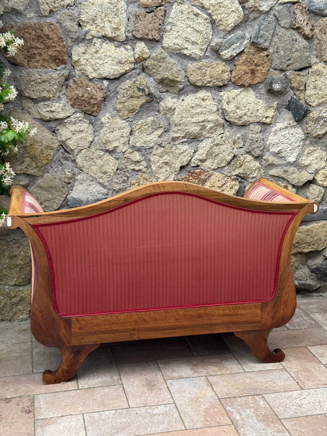 Divanetto stile Carlo X in legno con rivestimento a righe nei toni del bordeaux e rosa