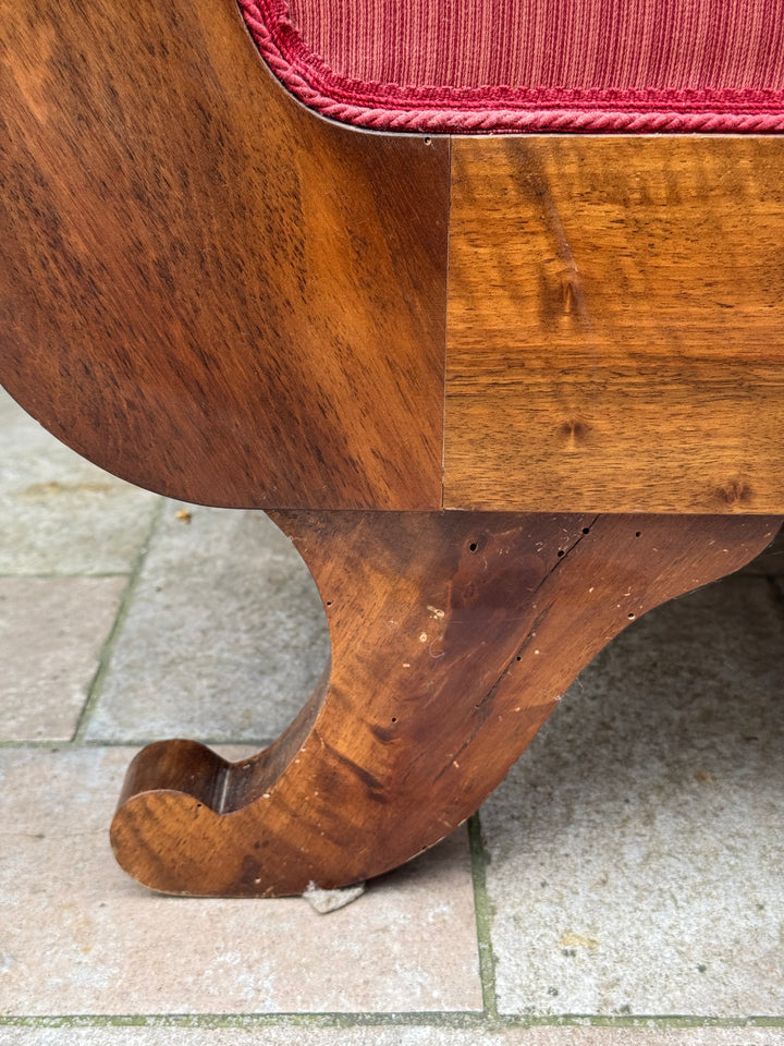 Divanetto stile Carlo X in legno con rivestimento a righe nei toni del bordeaux e rosa
