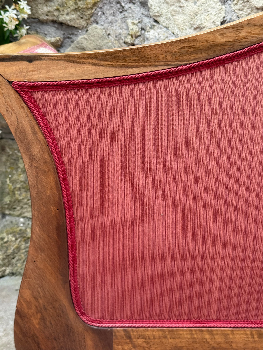 Divanetto stile Carlo X in legno con rivestimento a righe nei toni del bordeaux e rosa
