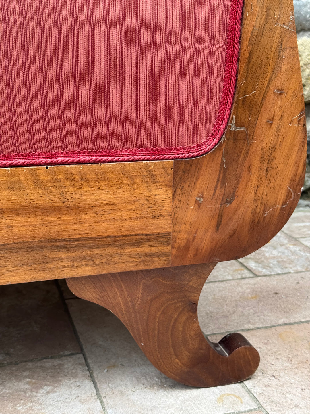 Divanetto stile Carlo X in legno con rivestimento a righe nei toni del bordeaux e rosa