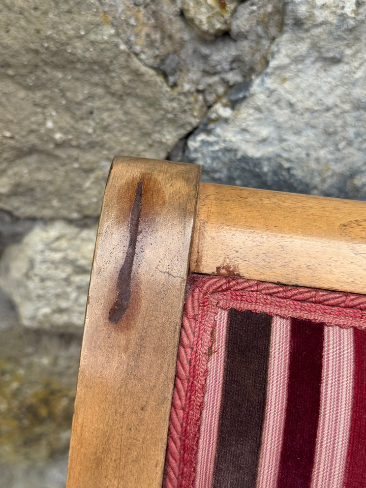 Divanetto stile Carlo X in legno con rivestimento a righe nei toni del bordeaux e rosa