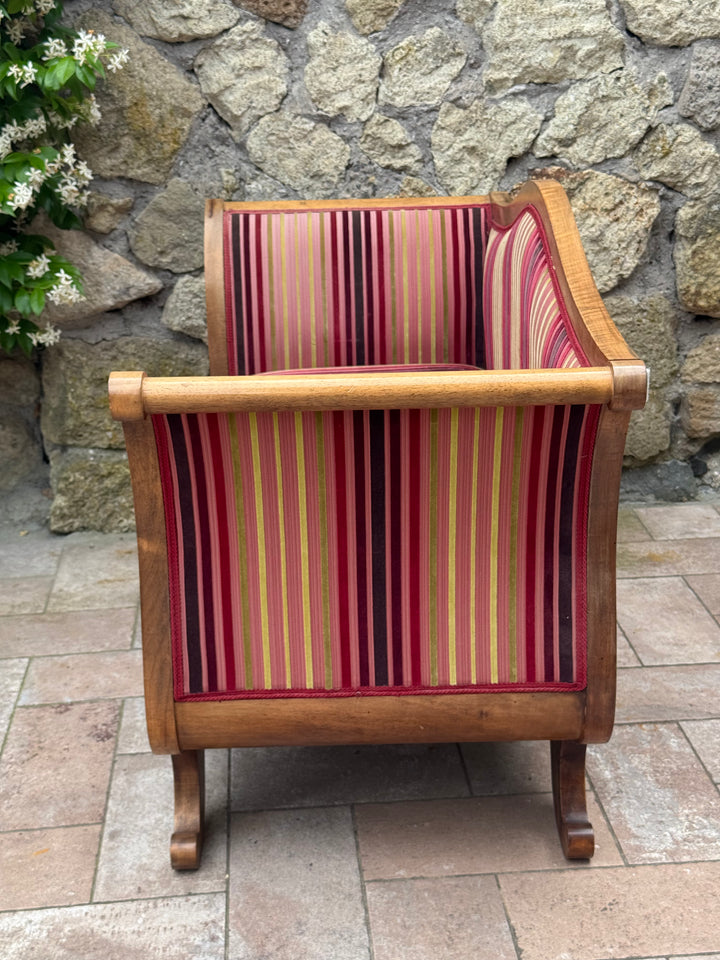 Divanetto stile Carlo X in legno con rivestimento a righe nei toni del bordeaux e rosa