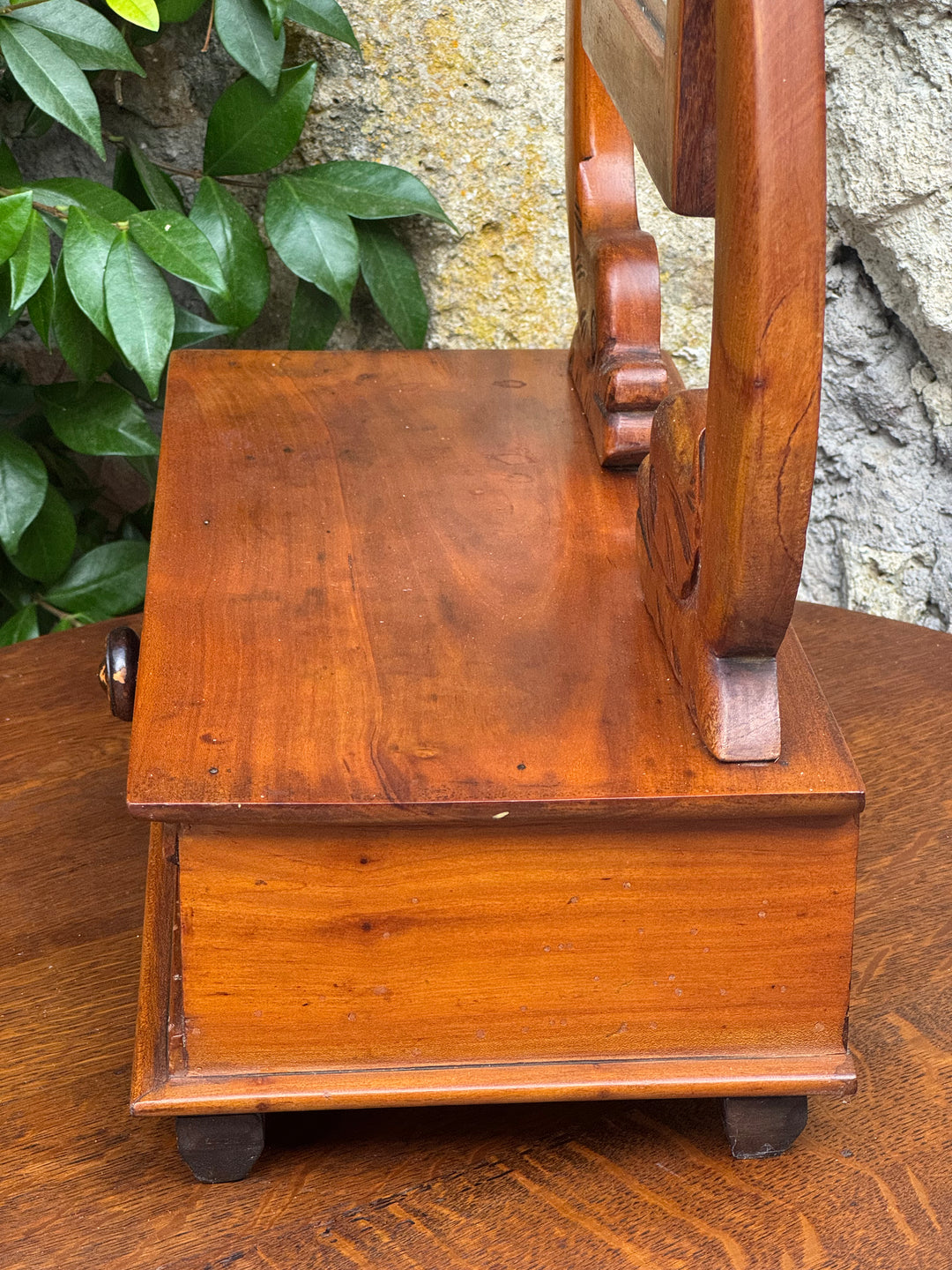 Toeletta da tavolo vintage in legno con specchio basculante e cassetto
