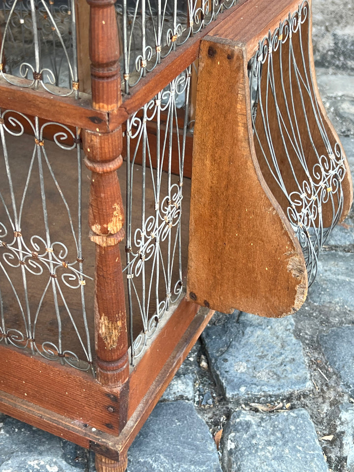 Grande Voliera Vintage in Metallo e Legno – Lavorazione Artigianale con Motivi a Ricciolo