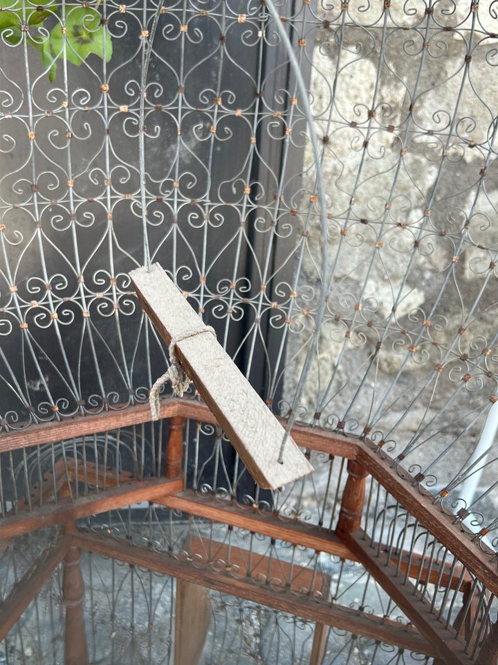 Grande Voliera Vintage in Metallo e Legno – Lavorazione Artigianale con Motivi a Ricciolo