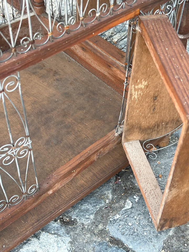 Grande Voliera Vintage in Metallo e Legno – Lavorazione Artigianale con Motivi a Ricciolo