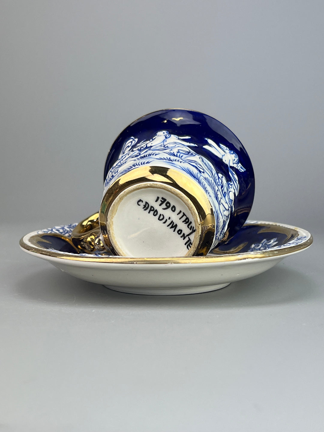 Coppia di Tazzine da Caffè Capodimonte – Porcellana Blu e Oro, Stile Classico