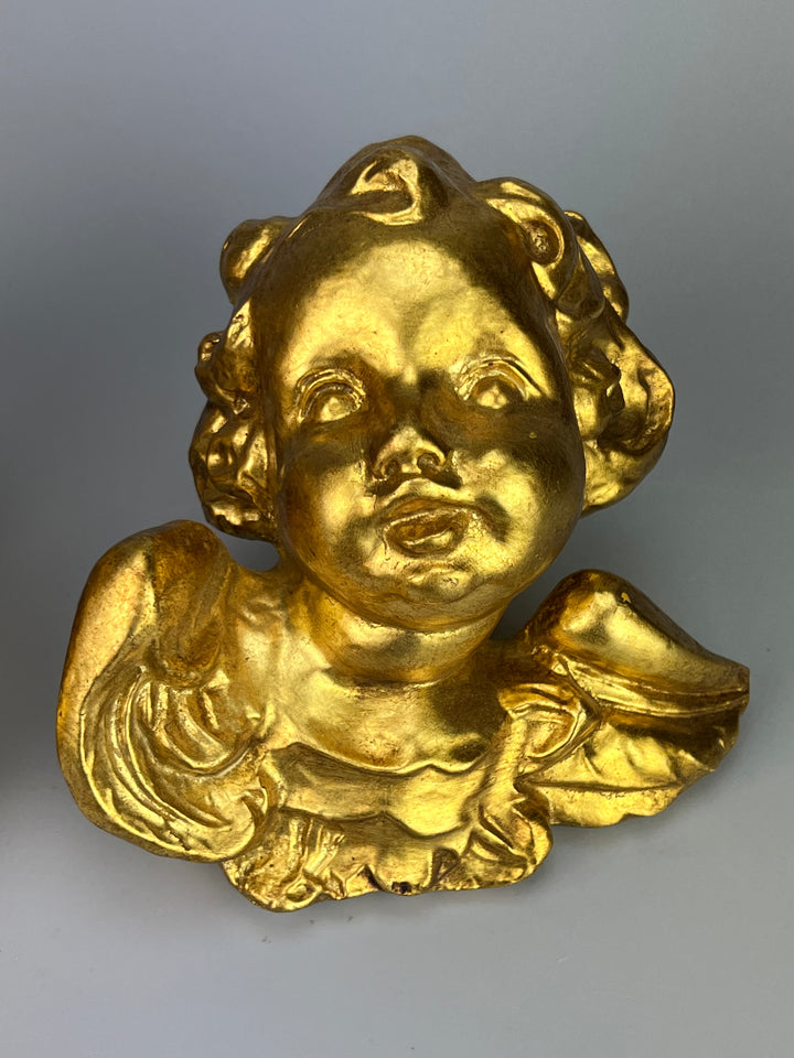 Putto dorato da parete – Scultura decorativa in stile barocco