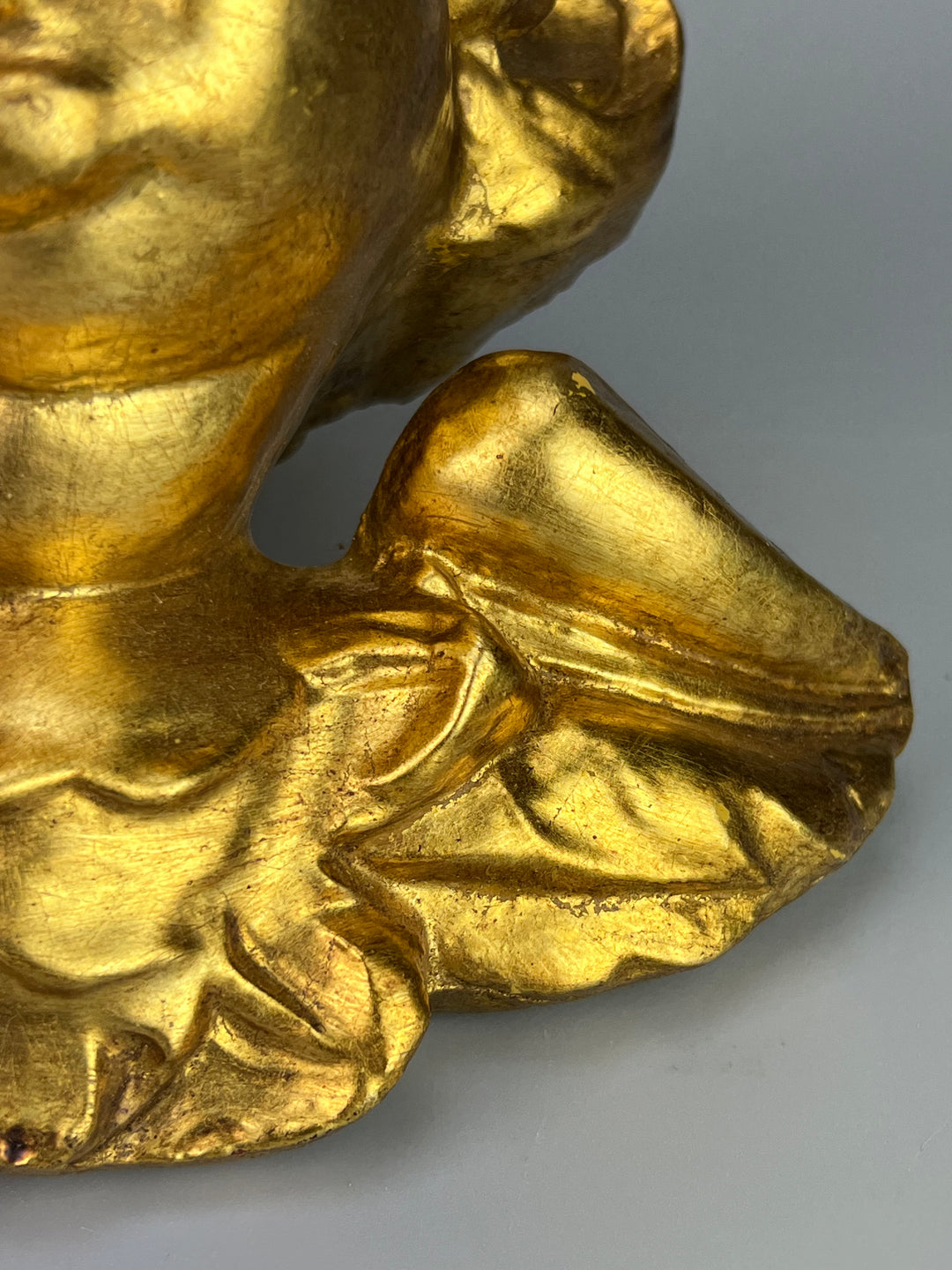 Putto dorato da parete – Scultura decorativa in stile barocco