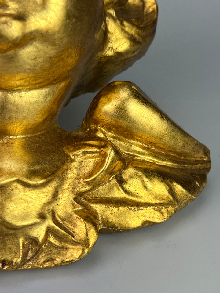 Putto dorato da parete – Scultura decorativa in stile barocco