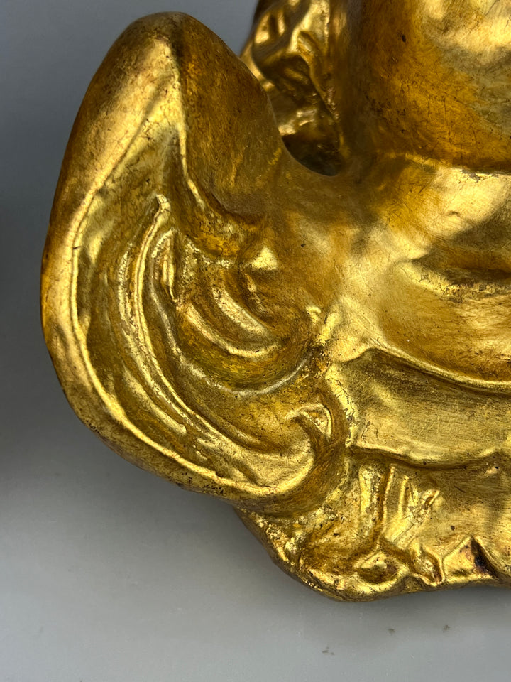 Putto dorato da parete – Scultura decorativa in stile barocco