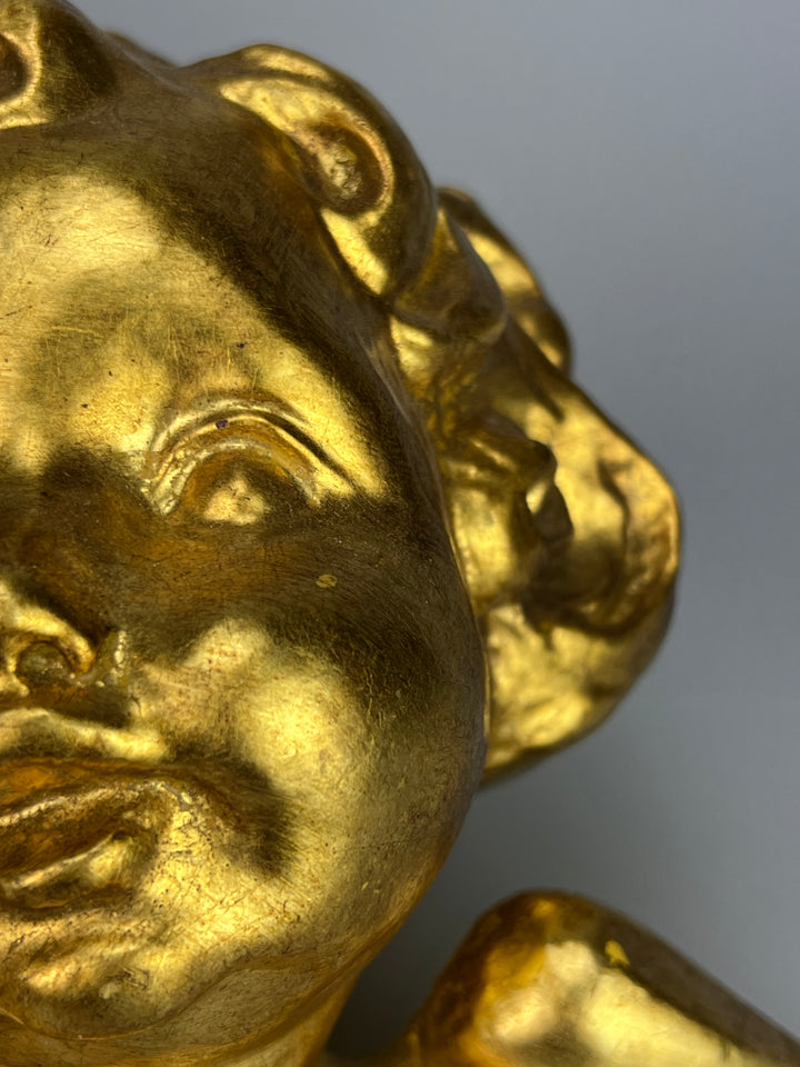 Putto dorato da parete – Scultura decorativa in stile barocco