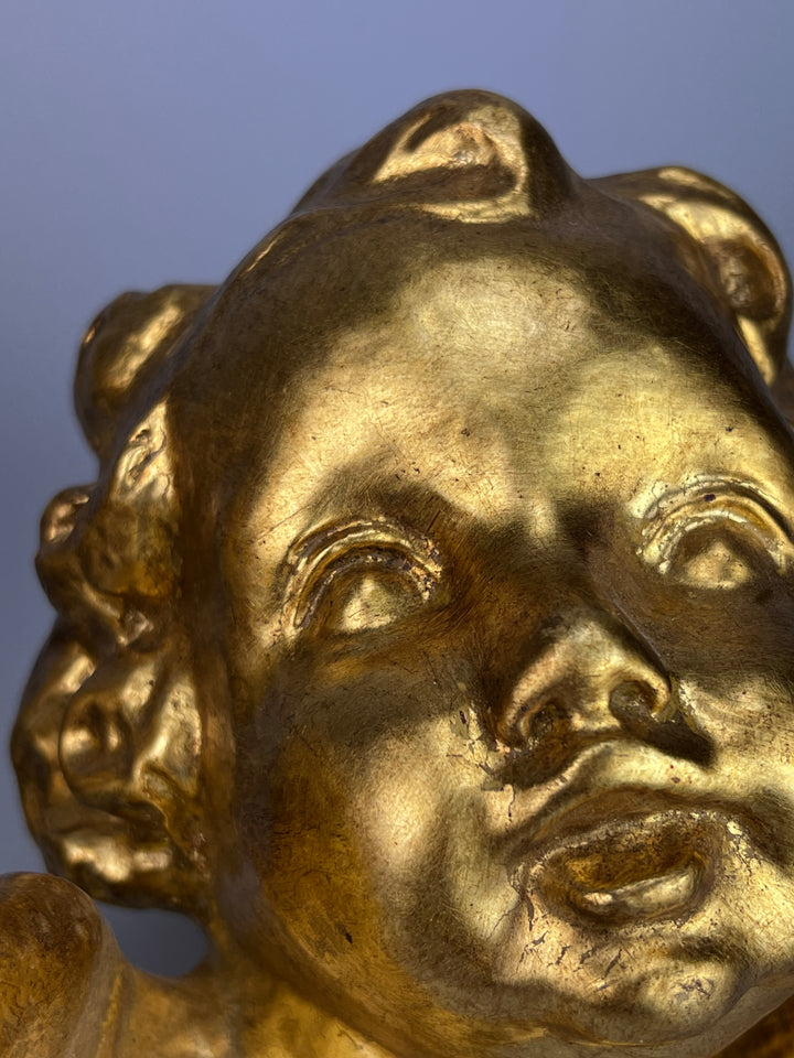 Putto dorato da parete – Scultura decorativa in stile barocco