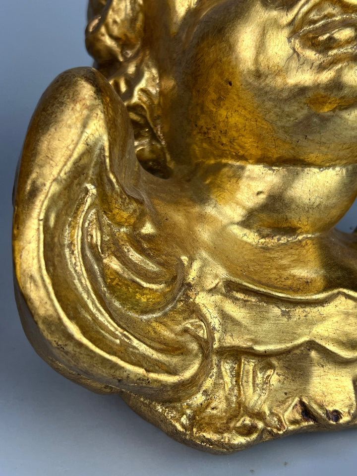 Putto dorato da parete – Scultura decorativa in stile barocco