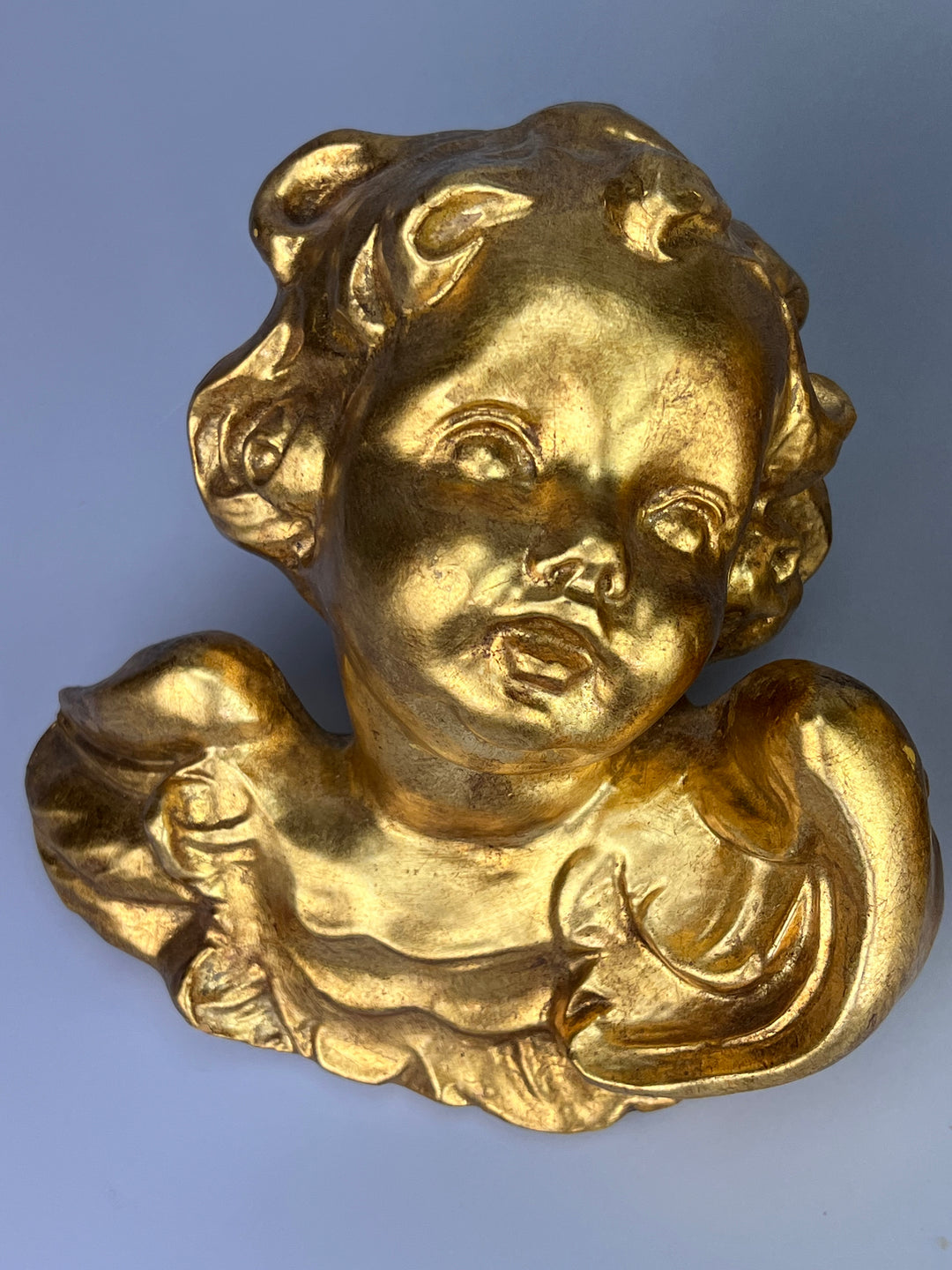 Putto dorato da parete – Scultura decorativa in stile barocco