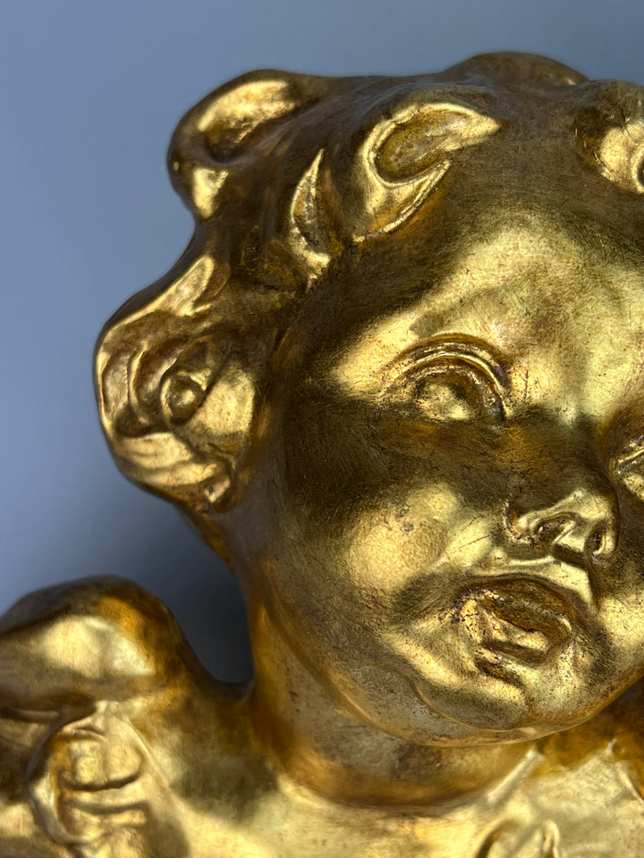 Putto dorato da parete – Scultura decorativa in stile barocco