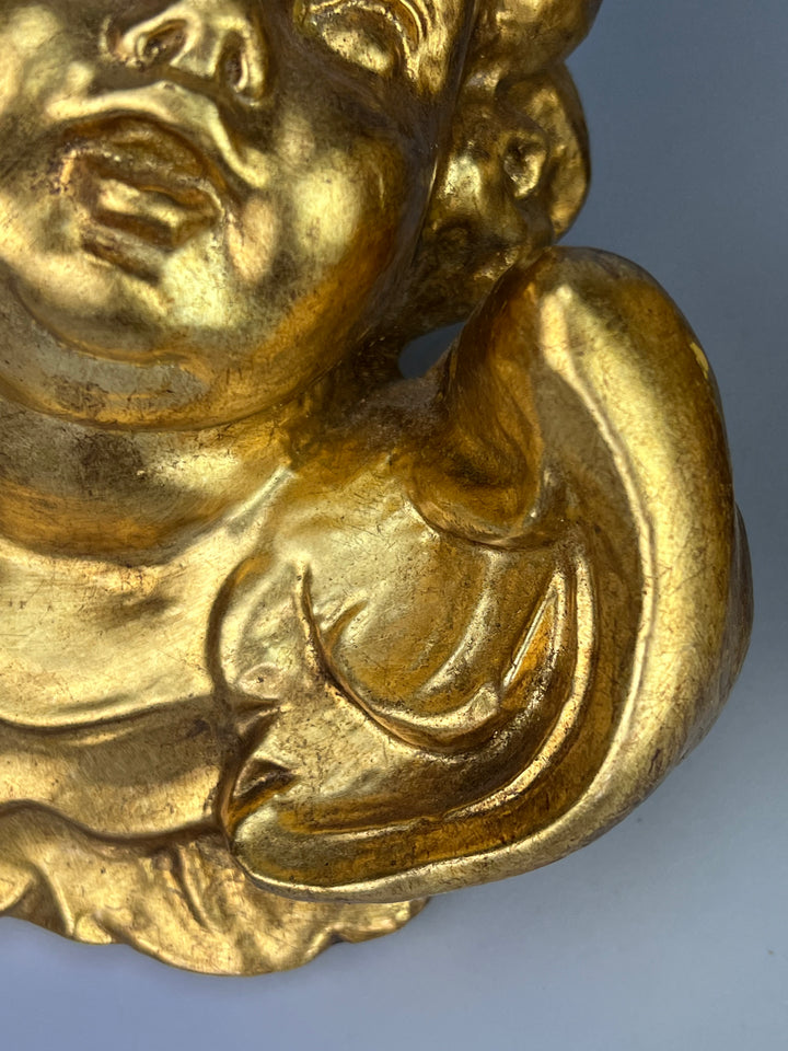 Putto dorato da parete – Scultura decorativa in stile barocco