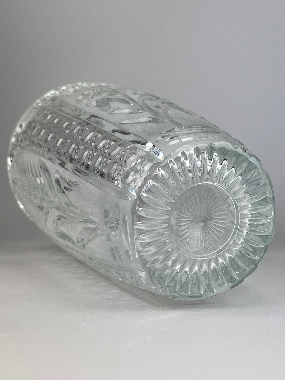 Vaso in Cristallo Molato con Fiori Incisi – Vintage, Stile Boemia