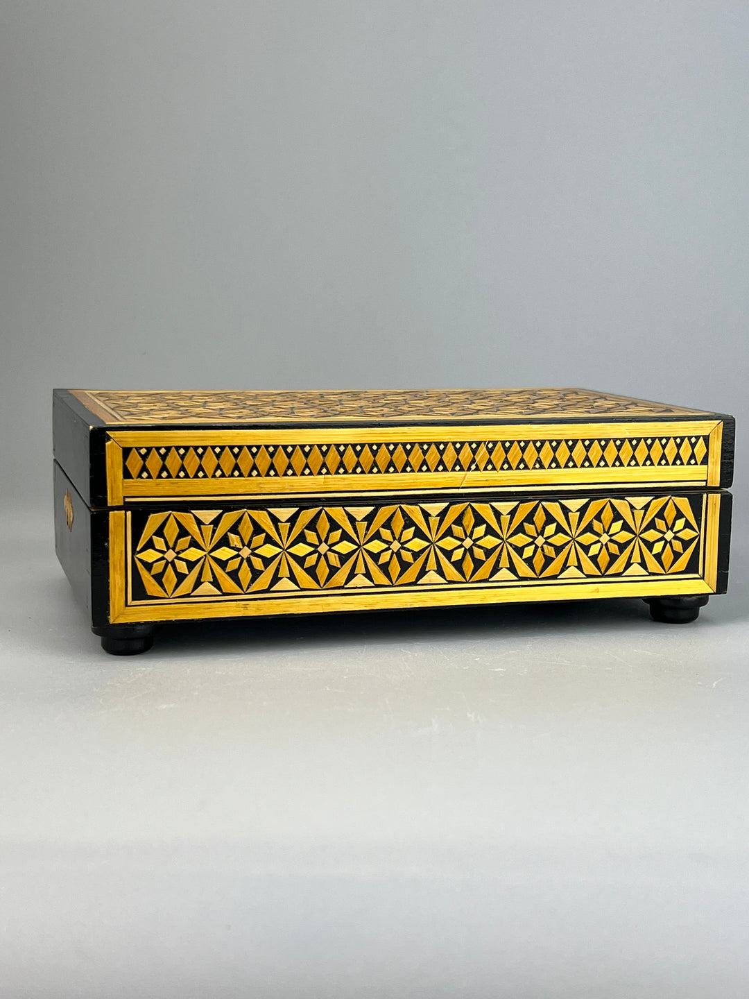 Scatola Russa Laccata – Legno Dipinto a Mano con Motivo Geometrico, Vintage
