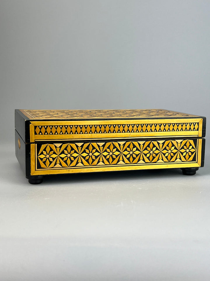 Scatola Russa Laccata – Legno Dipinto a Mano con Motivo Geometrico, Vintage