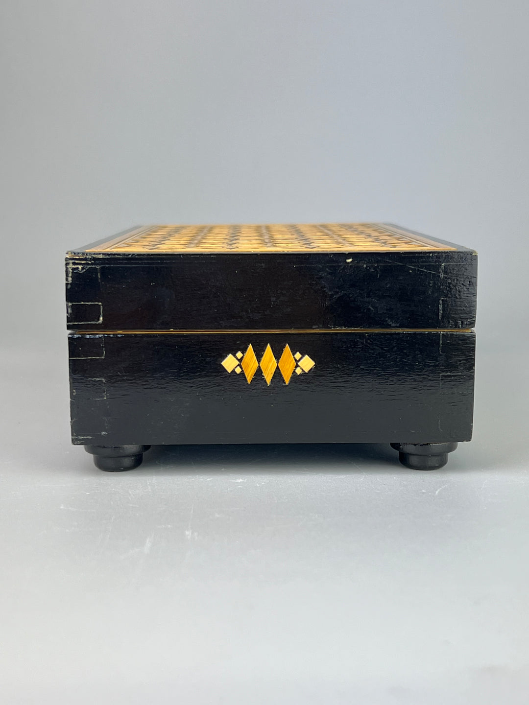 Scatola Russa Laccata – Legno Dipinto a Mano con Motivo Geometrico, Vintage