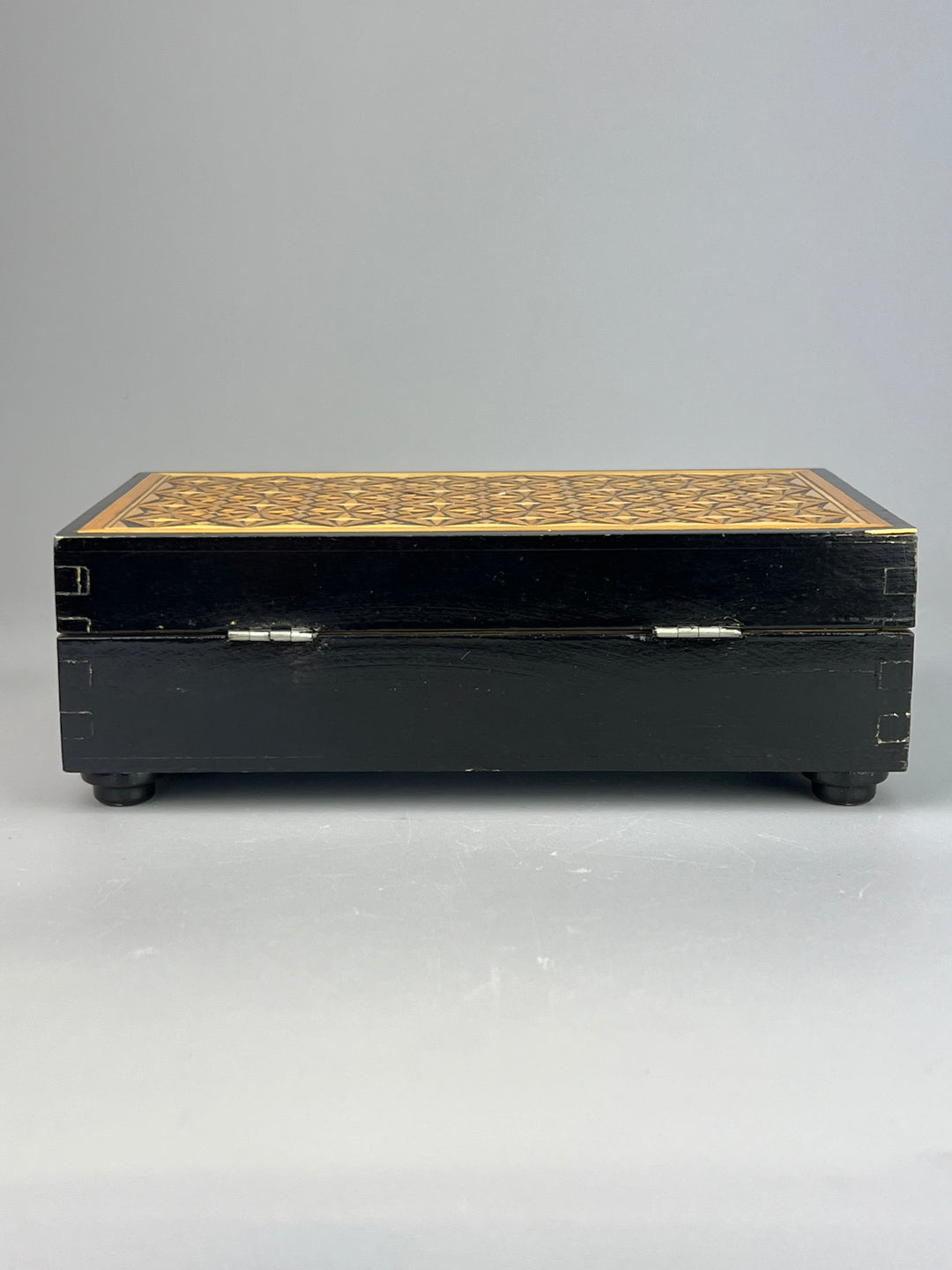 Scatola Russa Laccata – Legno Dipinto a Mano con Motivo Geometrico, Vintage