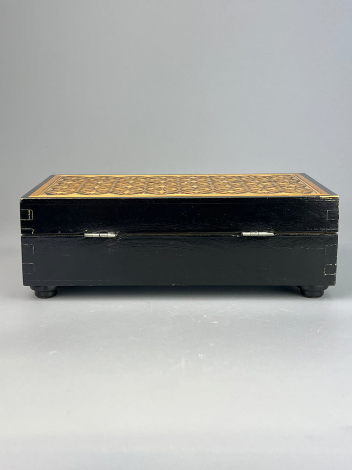 Scatola Russa Laccata – Legno Dipinto a Mano con Motivo Geometrico, Vintage