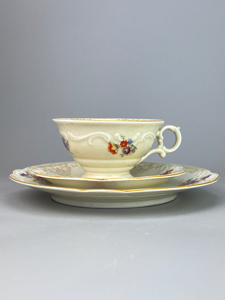 Trio da Tè in Porcellana Bavaria Schumann – Decorazione Floreale e Bordo Oro, Vintage