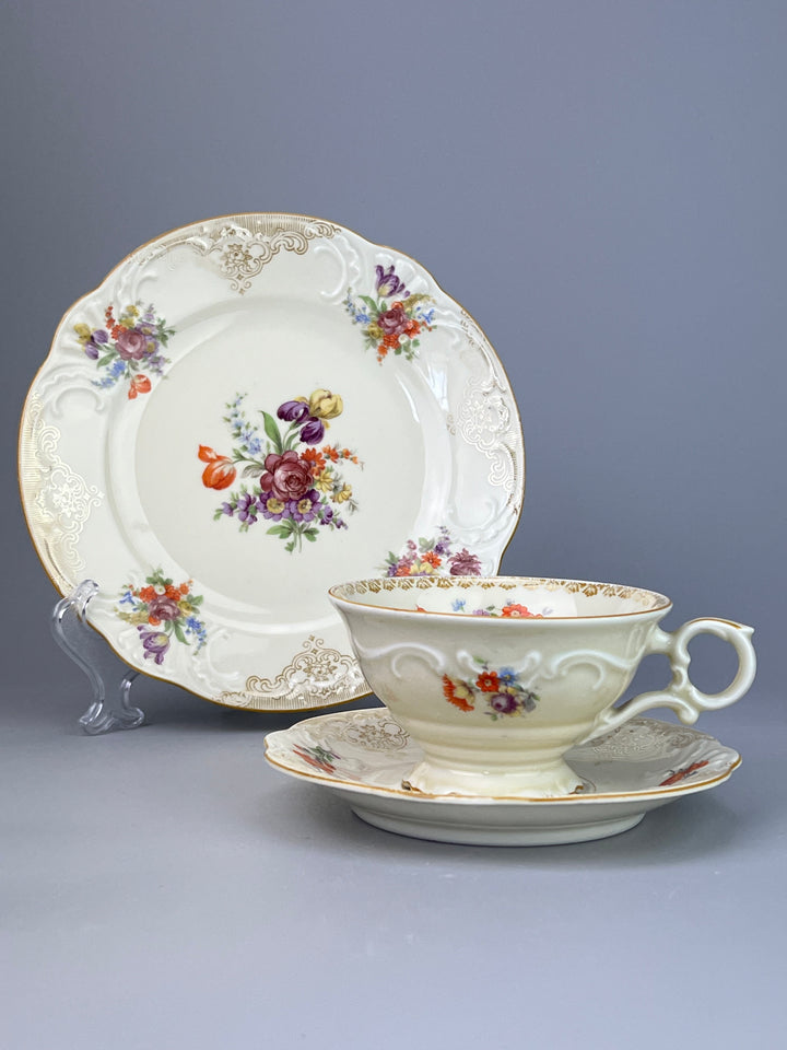 Trio da Tè in Porcellana Bavaria Schumann – Decorazione Floreale e Bordo Oro, Vintage