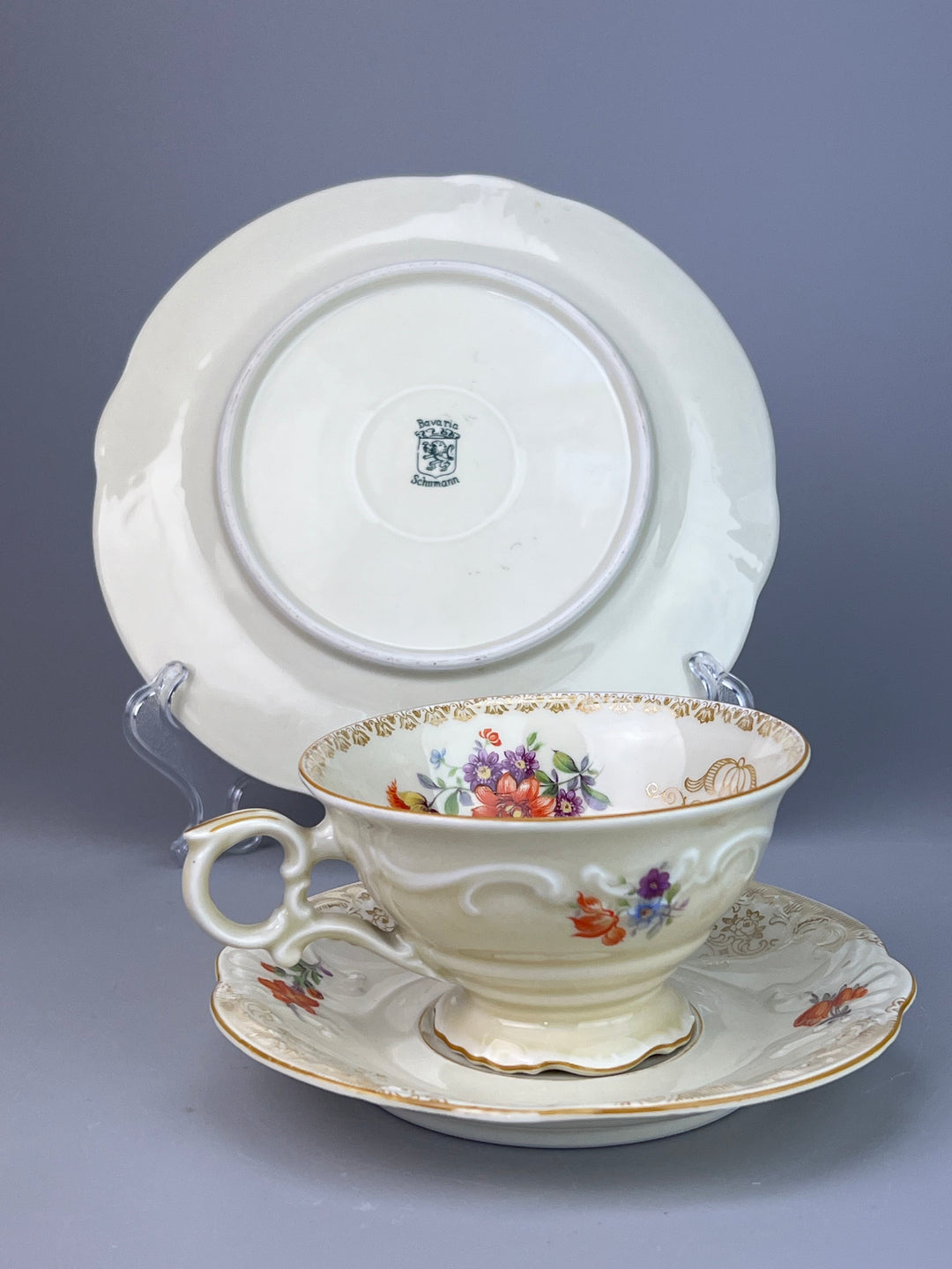 Trio da Tè in Porcellana Bavaria Schumann – Decorazione Floreale e Bordo Oro, Vintage